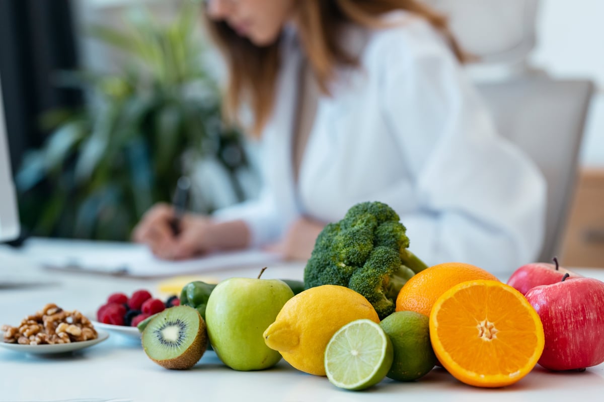Elena Maiocchi, nutrizionista a Lodi, prende appunti durante una consulenza mentre lavora al computer