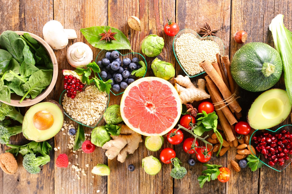 Varietà di alimenti sani e colorati per un'alimentazione consapevole